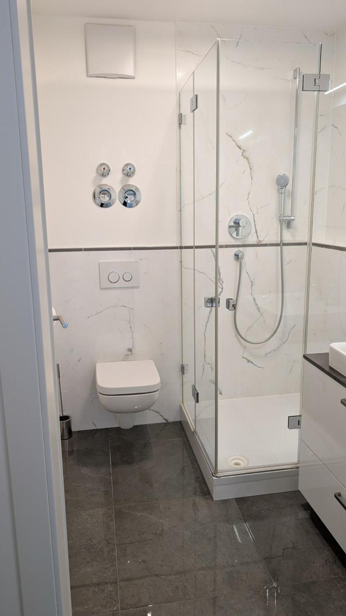 Doublebedroom With Bath Doppelzimmer Mit Bad
